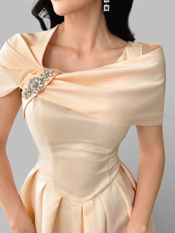 Vestido de Festa Curto Assimétrico Strass