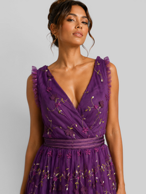 Vestido de Festa Longo Bordado e Apliques Gola V Mallet